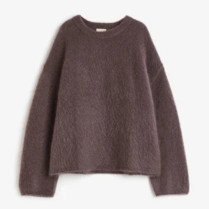 Slutsåld snygg stickad tröja - Tröja från H&M, helt slutsåld. Super fin tröja i 33%Mohair och 32% ull bland annat. Storlek xs men passar även s och liten m då den är oversize☺️ Aldrig använd med prislapp kvar, säljs då den är för liten🌸
