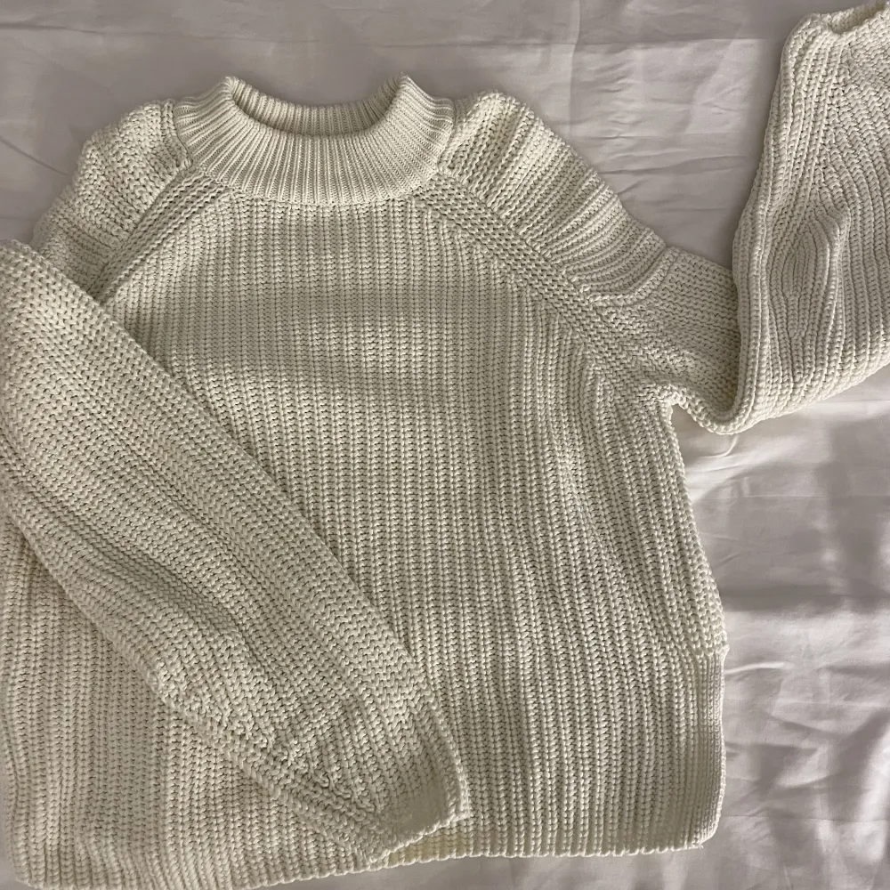 Jättefin tröja från ginatricot. Passar verkligen till mycket då den är vit och enkel🤍Den är i storlek xxs men den passar mig som brukar bära S. Tröjor & Koftor.