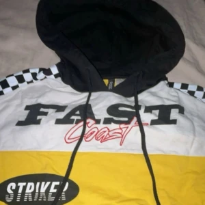 Hoddi - Hoddi från H&M som har kapade armar som T-shirt armar. Jätte fin till ett par jeans eller mjukis. Storlek M passar även dom som har storlek S. 