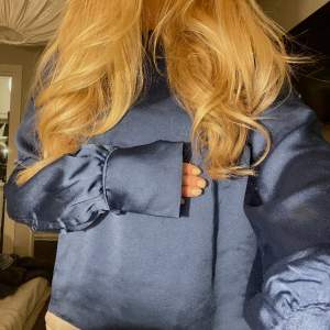 Så fin blå färg! köpte denna blus till nyår 2022 & är alltså bara använd en gång! Hör av dig om du har frågor! 💙💙
