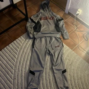 Hoodrich - Hoodrich Tracksuit, jätte sköna och bra kvalitet. Har inte använt Jätte mycket med är fortfarande i topp skick. Finns dock en lite del vid snöret som är borta men syns ej så mycket. Pris kan diskuteras ☺️