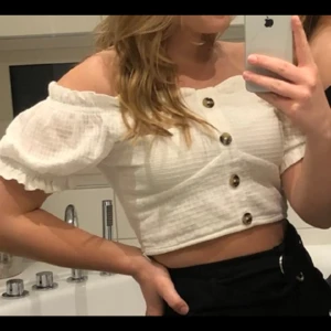 Söt vit topp - En söt vit topp som är lite croppad, med en dragkedja på sidan💞 