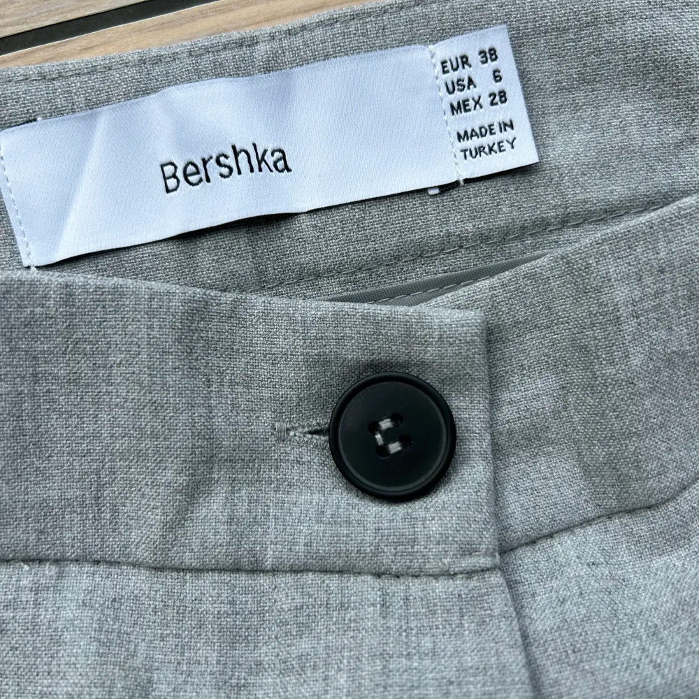 Ljusgrå kostymbyxor från Bershka, köpta från Zalando. Storlek 38. Aldrig använda. Inköpspris 299kr, säljes för 150kr. Frakt tillkommer . Jeans & Byxor.