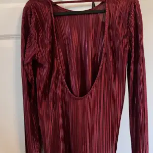 Säljer denna jättefina vinröd/röda tröjan i strl s från märket nly trend utan rygg💞 perfekt nu till jul🌸 inga synliga defekter! Skriv om ni vill ha fler bilder osv💞
