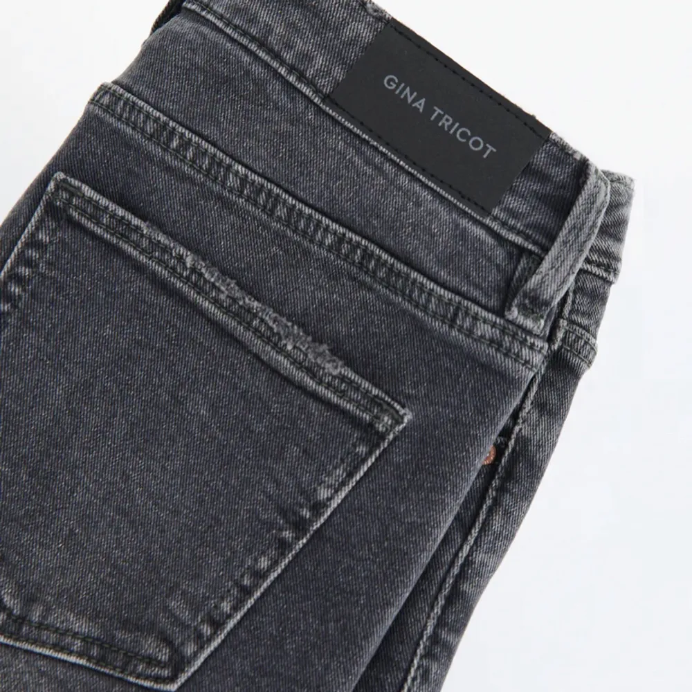 Ny pris är 300kr ett litet hål vid knät❤️. Jeans & Byxor.