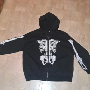 Svart luvtröja - Svart luvtröja med döskalle tryck  65% bomull 35% polyester 