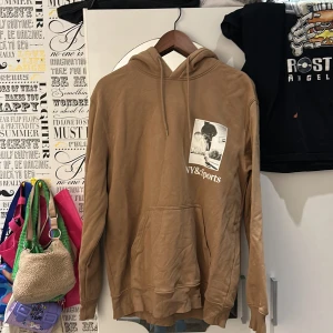 Beige hoddie - Beige hoddie från hm i storlek M. Extremt skön och mysig hoddie som tyvärr inte kommer till användning längre.