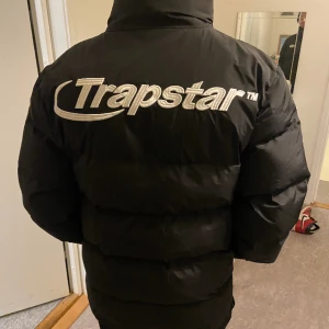Trapstar jacka - Hej Jag har nu gått vidare och köpt en annan jack därför vill jag nu sälja denna fina Trapstar jacka.