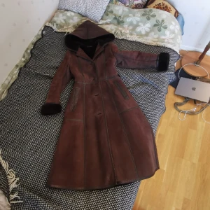 Merimex Mockakappa  - Merimex Mockakappa fodrad med päls. Jättefin kvalitet men säljer eftersom den inte passar mig. midjemått 78 cm, bystmått 95-96 cm och den är ganska skräddarsydd så kolla så att måtten passar innan köp. 