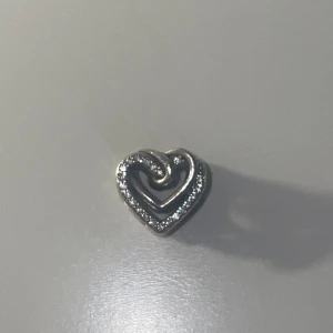 Pandora berlock  - Säljer en Pandora berlock. Köpt får några år sedan men inte alls använd. Säljer för att jag inte får användning för den. Finns fler att köpa på min profil💗💗
