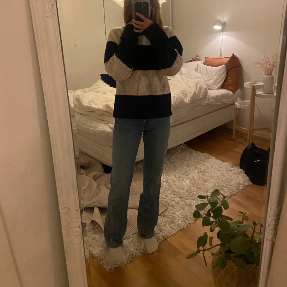 Säljer ett par sjukt snygga och sköna jeans från Zara. Köptes för ett tag sen och använt 1 gång. Säljer för att dom är för små för mig i midjan. Jag är 170cm lång och passar perfekt i längden.  Hör av dig kring fler frågor! . Jeans & Byxor.