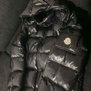 Moncler Maya jacka  - Scan qr code finns 