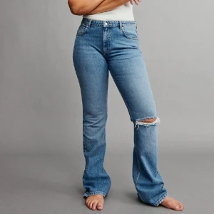 Ginatricot bootcut jeans med hål - Ginatricot jeans i strl 40 som är helt slutsålda på hemsidan