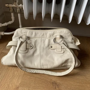 Söt väska - Lite sliten men ändå rätt så fint skick!