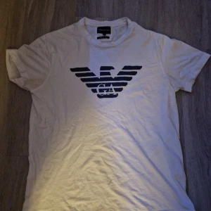 Armani T-shirt  - Armani T-shirt storlek M, frakt ingår inte