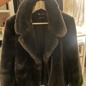 Pälsjacka från zara - Jackan är i bra skick, inga fläckar eller något fel med pälsen. Storlek S💕