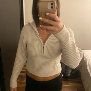 Stickad tröja - Jätte fin stickad tröja. Köpte på bikbok och använts några gånger väldigt bra skick.