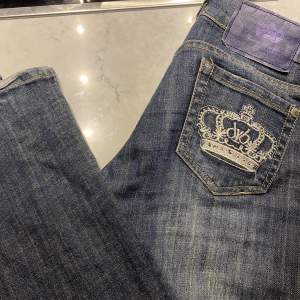 Mörk blå Victoria Beckham jeans som jag vekrligen älskat. Inga defekter men tecken på använding. Jag är 160💕💕