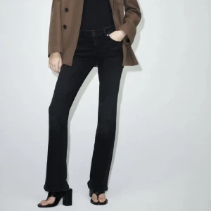 Low waist bootcut Zara - Säljer dessa otroligt eftertraktade jeans från zara då de ej kommer till användning. De är deras slutsålda ”lowwaist bootcut”, de är i så gott som nyskick.  Hör gärna av er vid funderingar annars funkar det bra att trycka på köp nu ❤️