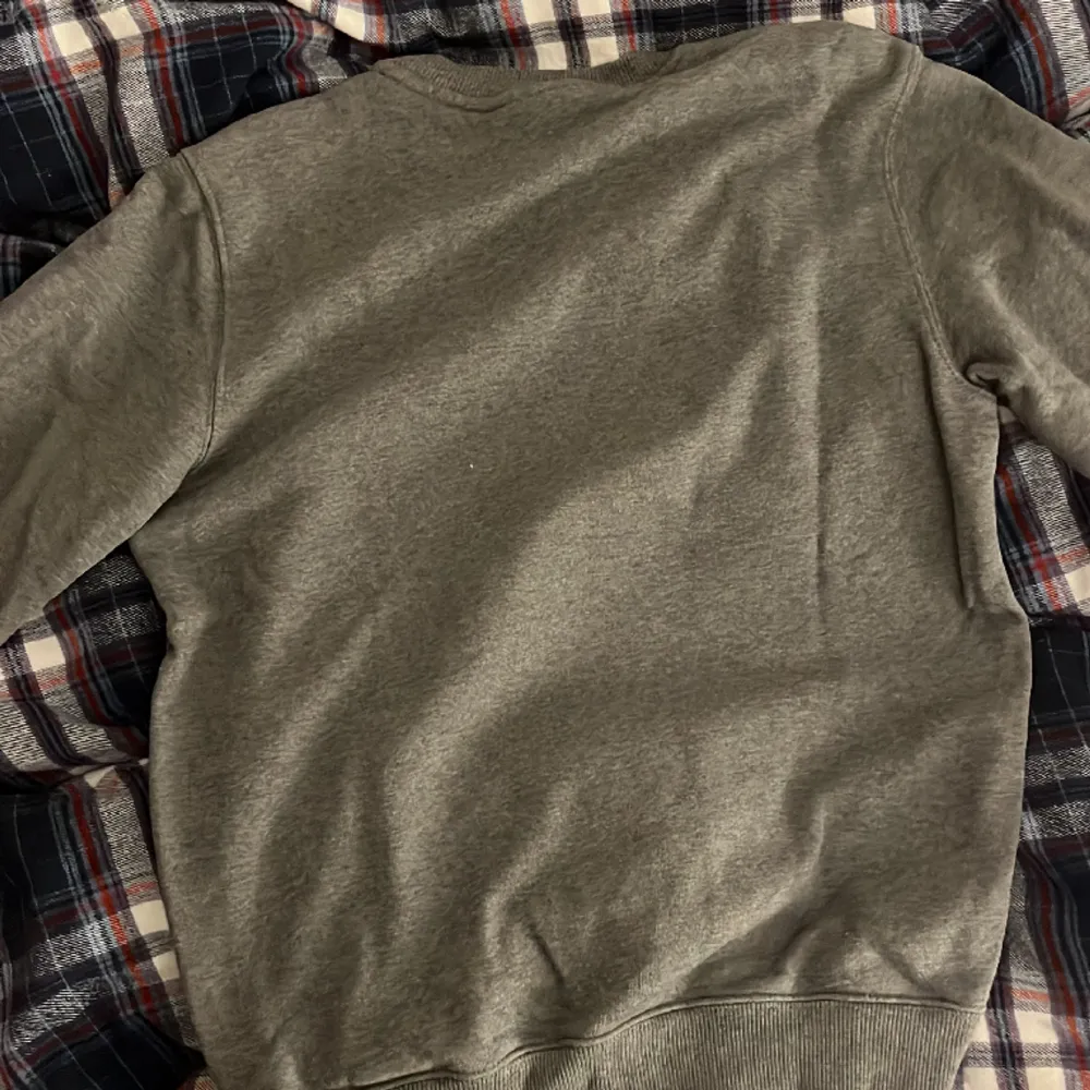 Säljer nu denna fina unika Lacoste tröja som nästan aldrig är använd, tröjan köptes i april och är använd fåtal gånger, tröjan är i toppskick  Skick 10/10 Nypris: 1899. Hoodies.