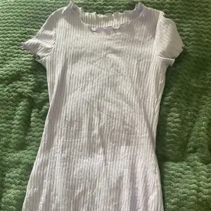 Babylila klänning som använts 2-3 gånger 