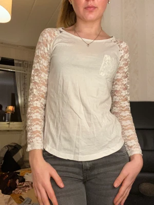 Långärmad tröja! - Fin vit långärmad blus med en ficka på bröstet! Fint skick, men säljer nu pågrund ut av att jag har får mycket kläder! Köpt för 250 men säljer för 100kr inklusive frakt!💗