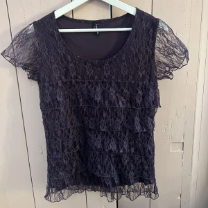 By malina liknande spets topp - Säljer nu denna ursnygga by malina liknande toppen! Passar mig som är en S men det är storlek 40/42. Priset går att diskutera!