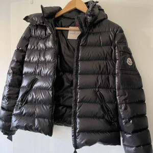 Moncler jacka - Säljer moncler jacka storlek 14yr skick 9/10
