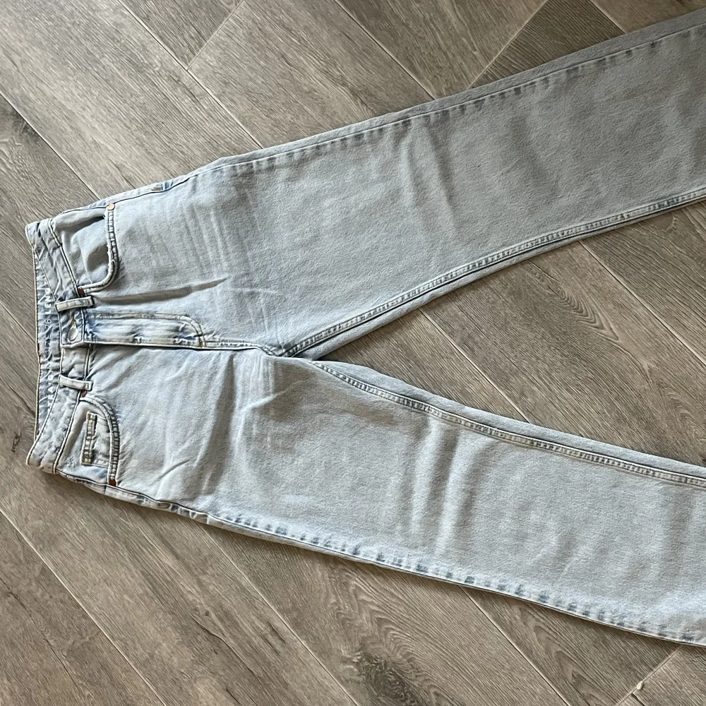 Jeans från BikBok i storlek 26/32💕 Jag är 175 och dessa är väldigt tajta på mig. Sparsamt använda och därav fint skick💕. Jeans & Byxor.