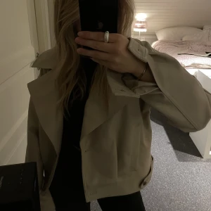 Beige skinnjacka - Super snygg beige skinnjacka med silvermedaljer, sitter super på🤎