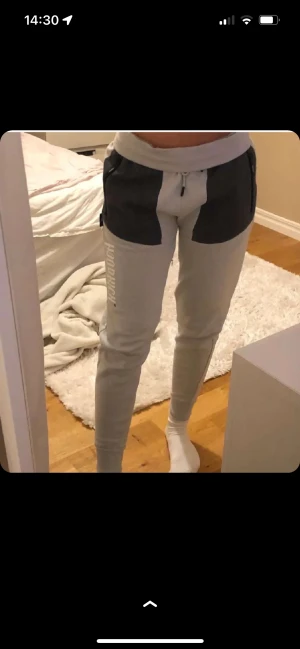 Säljer ett par hoodrich byxorsälj - Säljer ett par hoodrich byxor i storleken xs   andvänt dom Max 5 gånger som nya pris kan diskuteras 