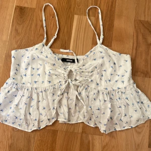 Sommartopp - Jättefin sommartopp från Bikbok Jättefin sommartopp som tyvärr inte kommer till användning.  Köpt ny och använd 1 gång 💗💗