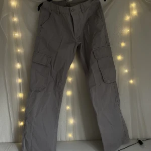 Cargobyxor  - Säljer nu mina cargobyxor ifrån Ginatricot 💕 Har använt byxorna 2 gånger men känner att jag inte riktigt passar i dom ☺️Om ni vill ha fler bilder så kan ni kontakta mig så får ni det :) Priset kan diskuteras⭐️ 