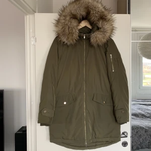 Vinterjacka - Säljer denna vinterjacka från VILA i storlek S men kan även passa som M. Skicket är mycket bra och inga defekter finns. Säljer för 250kr💓