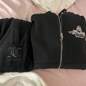 Juicy couture  - en tröja ! i jätte fint skick då jag inte använt varken byxor eller tröjan! tröjan i L men funkar XS-L beroende på hur man vill ha den. OBS byxorna är sålda