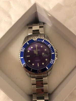 Klocka  - Riktigt snygg klocka ifrån Carl Oscar watches. Bra skick och knappast använd. 