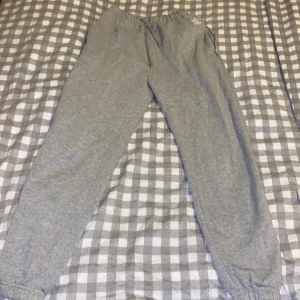 Adidas mjukis byxor  - Adidas byxor i storlek XS som köptes för ungefär 1 år sedan använda Max 3 gånger men inga tecken på användning 