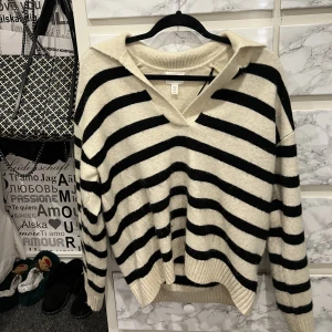 Randig stickad tröja  - Från H&M och köpt för 350kr, använd fåtal gånger och jättemjuk och i bra skick! Storlek XS men stor i storleken så passar från xs-m