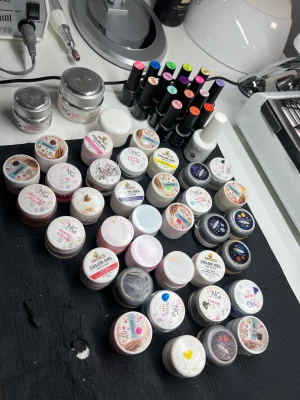 Gelenaglar  - Heej!  Säljer massor med nagel produkter. Vissa är använda mer och vissa mindre. Hör av dig vid frågor och pris! Säljs styckvis eller paket.. välj du ☺️  Kan mötas upp i Jönköping eller frakta om man så önskar! 