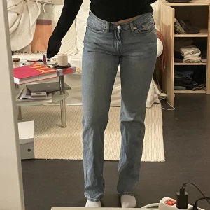 Weekday Jeans - Modellen Twig. Size 27/32. I bra skick! Bra längd på mig som är 165!