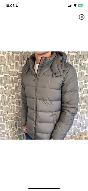 Ralph Lauren  - Riktigt snygg ralph lauren jacka varm och skön nu till vintern väldigt unik färg helt ny med tags