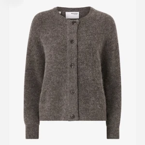 Stickad kofta - Stickad kofta från Selected femme, köpte fel storlek. Oanvänd