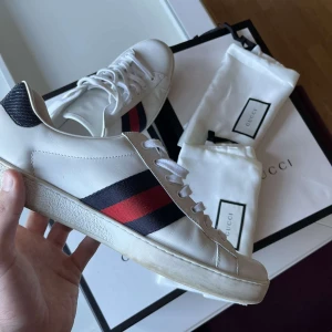 Gucci skor - Hej säljer dessa Gucci skor av den anledningen att jag inte använder dem längre. Dem är använda 3 gånger på två bröllop och en studentmotagning. Vid fler funderingar skriv i dm. Ny pris: 6900. 