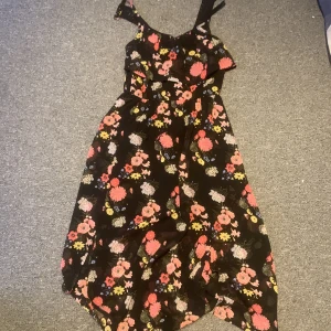 Blommig klänning  - Jag säljer denna jätte fina klänningen som är i bra kvalitet och passar personer som är 134-150