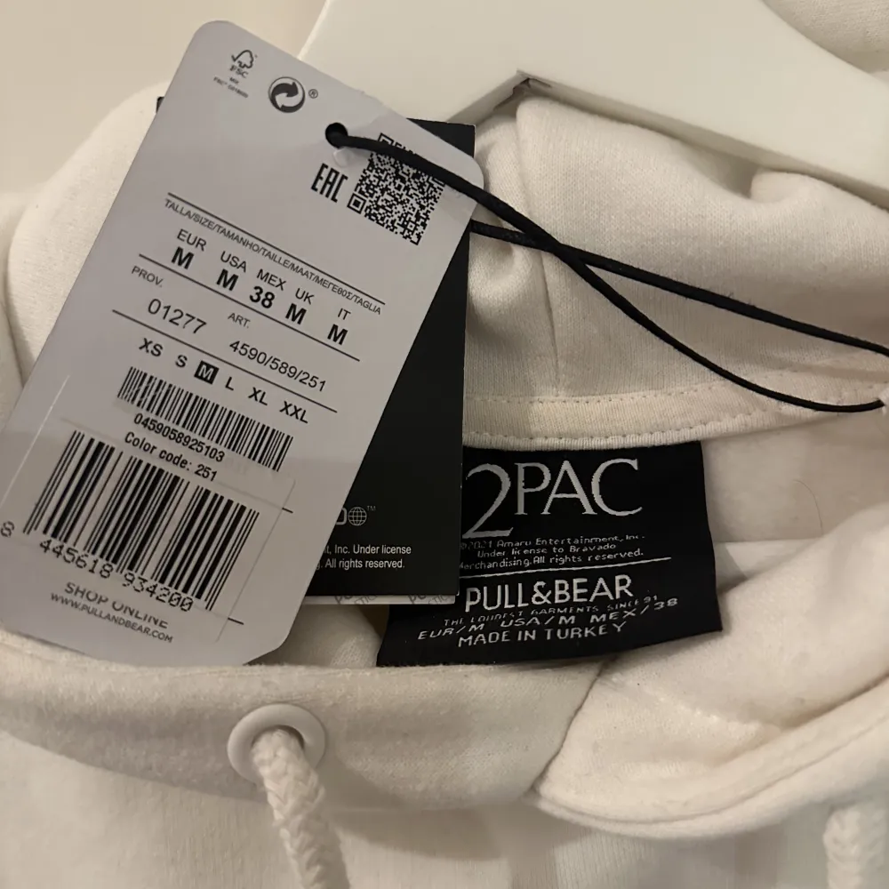 En tupac hoodie i storlek M från Pull & Bear. Köpt sommaren 2022 men har aldrig använts.  Priset är ej hugget i sten, så kom med förslag. Hoodies.