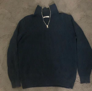 Zara Half Zip - Skit snygg half zip, inte alls använd många gånger därför skick 10/10 då det inte ör en ända skada osv, hör av dig om övriga frågor:)