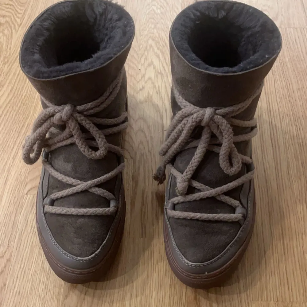 Bästa skorna nu till vintern! De är i väldigt bra skick, säljer då de inte kommer till användning längre. Köptes för ett år sedan och används en del. Köptes för ca 2900 kr. Priset går att diskuteras!☺️☺️. Skor.
