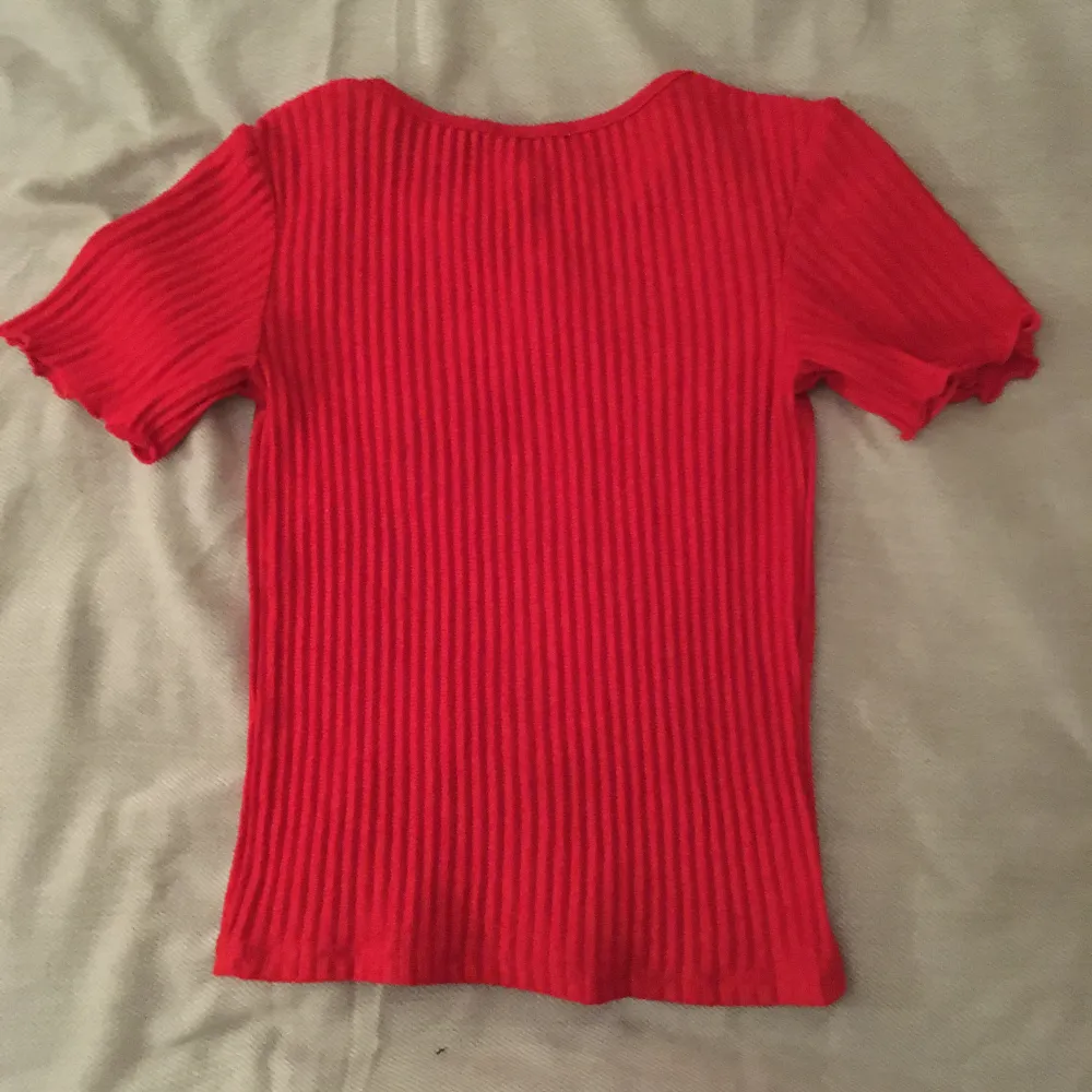 Röd t-shirt från Zara, lite halvgenomskinlig, inga synliga fläckar eller hål, strl S. T-shirts.