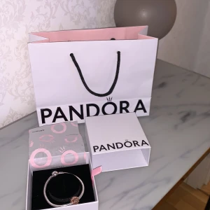 Pandora Bracelet  - Fick den I present, den är tyvär tight på mig. Den är i stl 17cm och är helt oanvänd. Ordinarie priset är 649kr på armbandet och 399kr på rosé berlocket. Mitt pris är 600kr 
