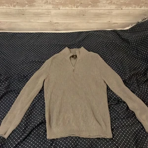 Grå H&M halfzip - Stilren grå H&M halfzip i storlek S. Säljer tröjan för att den är för liten för mig. Tröjan är i toppenskick och kontakta via DM vid intresse! 